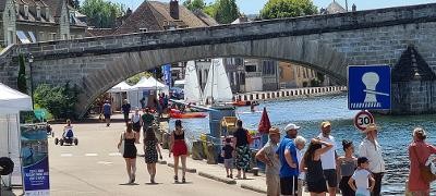 3 et de l autre cote du pont notre stand location paddles canoes et promenade en bateau